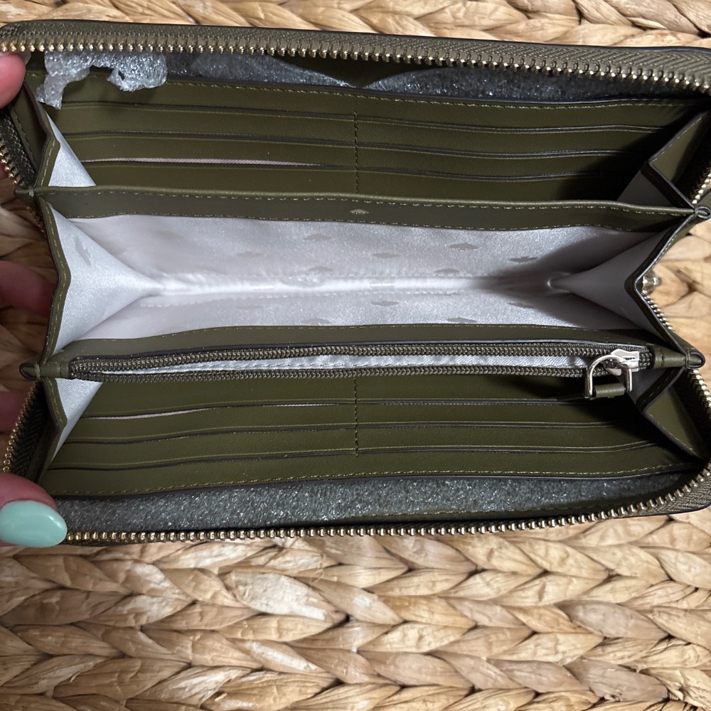 ❇️SALE❇️Kate spade wallet - Picture 2 of 3